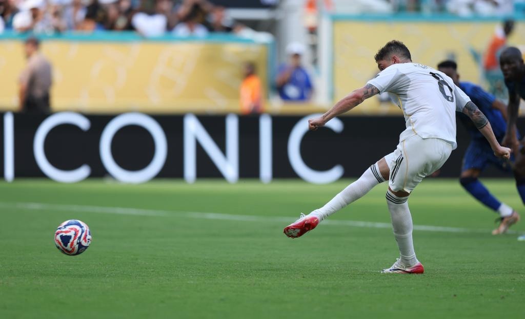 南通降级后郑浩乾采访时落泪：对不起球迷的支持